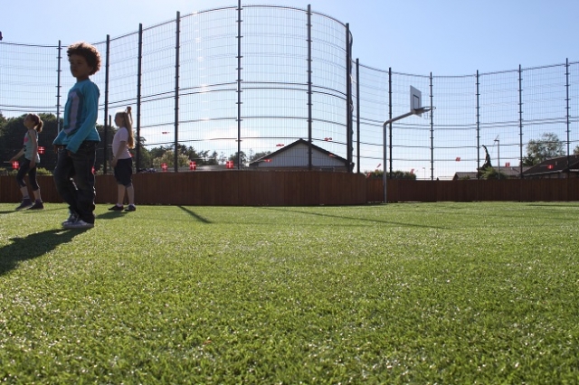 Lars Laj Güvenli yüzeyler, Suni çim