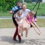 Single Swing (BNS 90cm) üzerinde sallanan iki çocuk ve iki yetişkin.