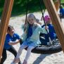 Single Swing (BNS 90cm) çocuklar için yuvarlak hasır salıncak, ahşap çerçeve ile.