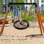 Single Swing (BNS 90cm) çocuk parkı için yuvarlak ağ salıncak, ahşap ve metal ayaklı.