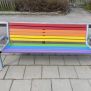 Colourful bench, metal çerçeveli ve gökkuşağı renklerinde çocuk oyun alanı bankı.