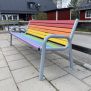 Colourful bench, metal çerçeveli ve gökkuşağı renklerinde ahşap oturma alanı ile dış mekan bankı.