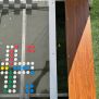 HPL Bench Chess and ludo game üzerinde satranç ve ludo oyun tahtası ile ahşap oturma alanı.